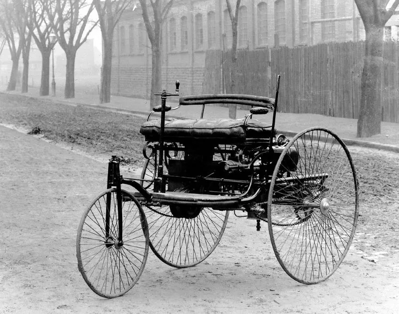 万波易配图-1886年世界第一辆奔驰一号汽车，象征万波易跌跌撞撞却开辟新局的初始架构与思想凝结核 | THE VIBE