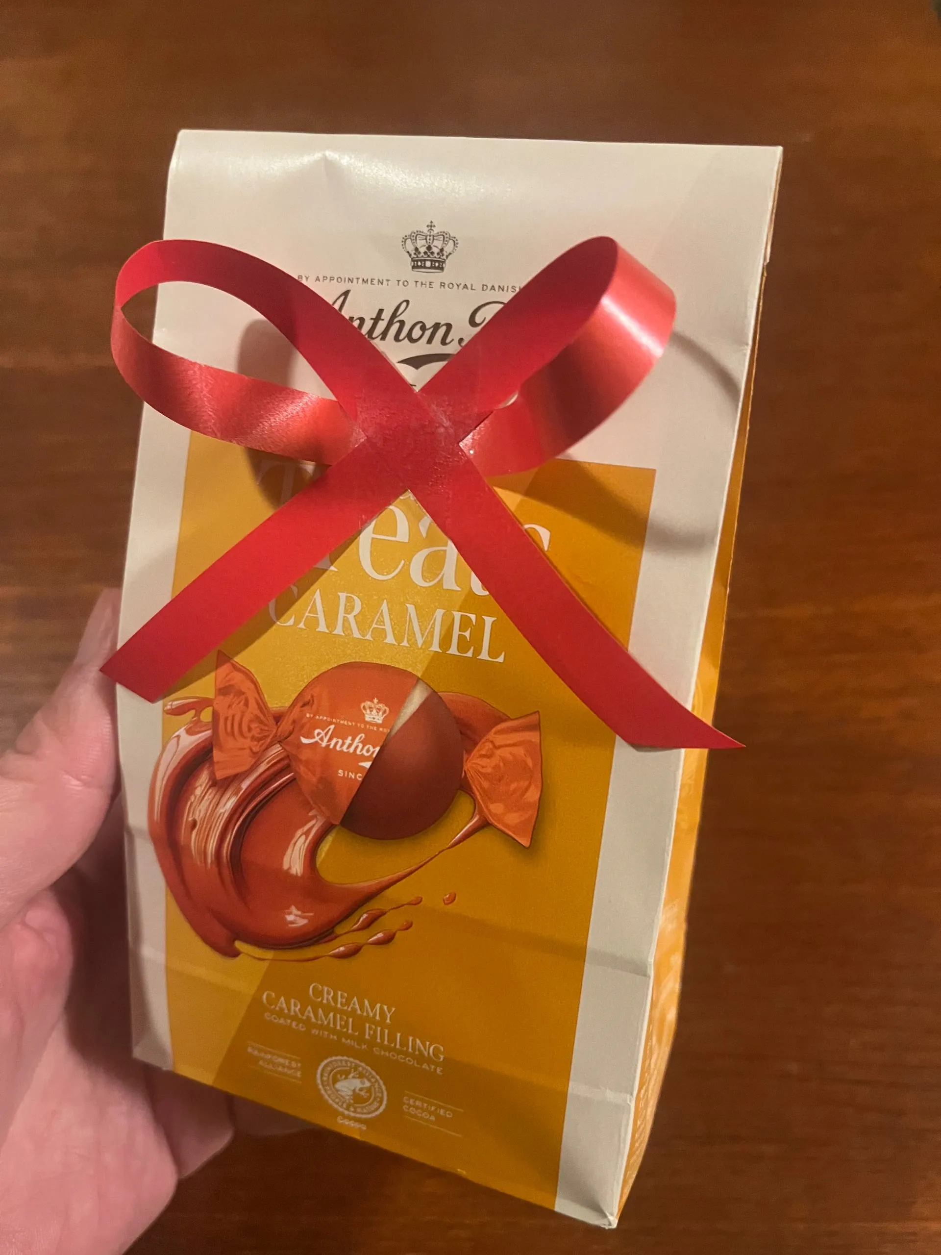 Richard的焦糖巧克力生日禮物 | THE VIBE 女生生日禮物 焦糖巧克力Chocolate Treats Caramel 著名巧克力品牌丹麥Anthon Berg(愛頓博格)手工製作的紅色蝴蝶結 | THE VIBE